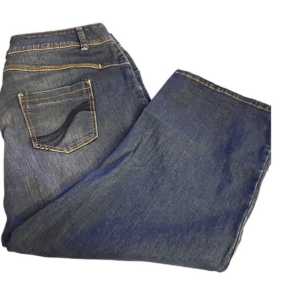 NWOT! 🤩 \ud834\udd7aLane Bryant Genius Fit Denim Capri. Plus size 18.